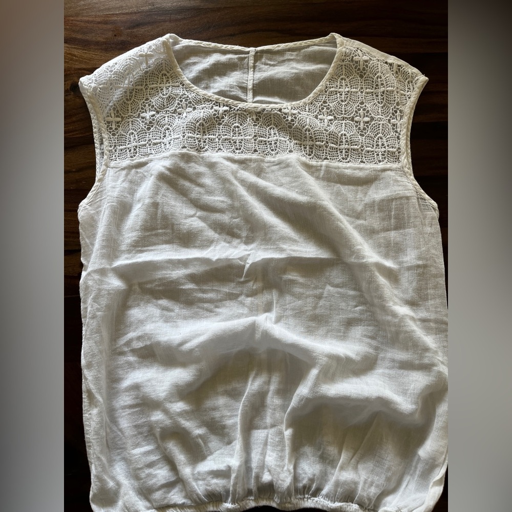 Old Navy White Lace Yoke Sleeveless 100% cotton top